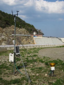 三陸鉄道島越駅が見える場所に移設した観測装置